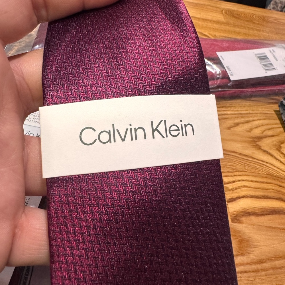 New Calvin Klein Men's Textured Wine-Red Tie